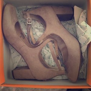 UNISA beige heels